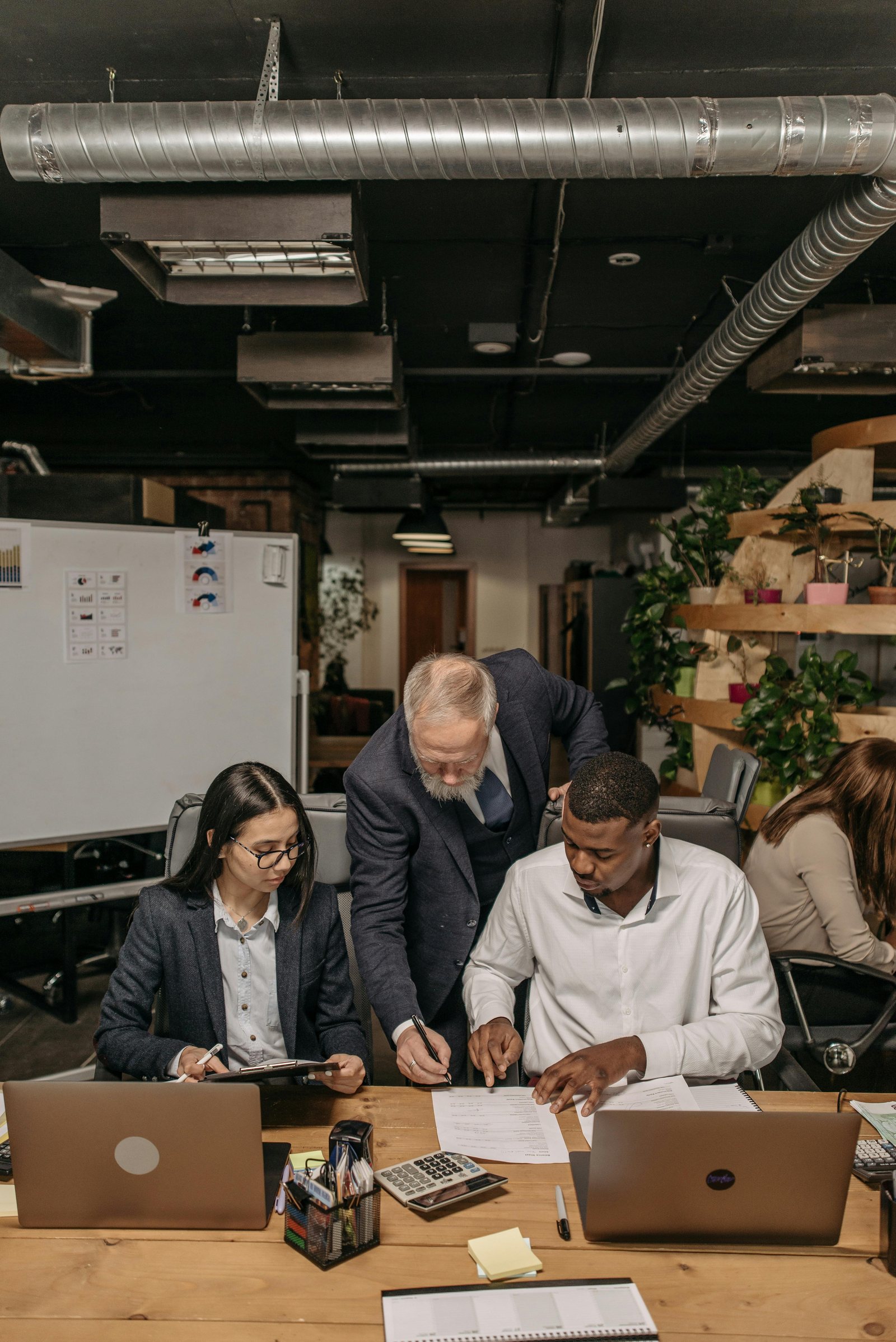 Equipo profesional revisando documentos financieros y contables